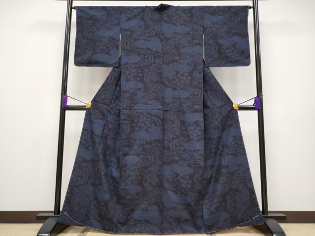 平和屋本店●極上 結城紬 奥順 はたおり娘 80亀甲 流水雲取り草花文 濃紺地 証紙付き 逸品 未使用 CYAA2461s5