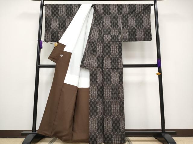 平和屋本店●極上 本場大島紬 9マルキ 泥染め 市松花繋ぎ文 畠山紬工場謹製 証紙付き まるやま扱い 逸品 CYAA2493s5