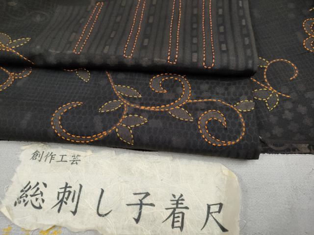 平和屋着物●極上 紬 創作工芸 総刺繍 総刺し子 唐草文 黒地 反端付き 逸品 CYAA4017s6