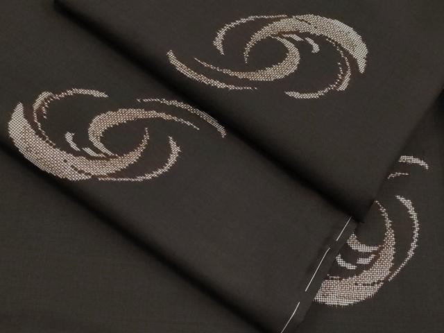 未使用　本場大島紬　9マルキ　黒地にリボン飛び柄　フルセット可　正絹 楽天市場】大島紬 9 マルキの通販 未使用 本場大島紬 9マルキ 黒地にリボン