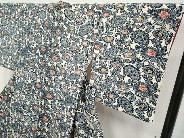 平和屋着物●極上 銀座きしや 小紋 藍 型染め 舞蝶枝菊文 鬼しぼ縮緬 練色地 たとう紙付き 逸品 CYAA4792s6