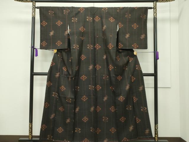 平和屋本店●極上 国指定重要無形文化財 本場久米島紬 手織 黒地 反端付き 逸品 CZAA5036s6