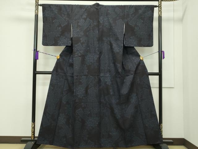 平和屋本店●極上 本場結城紬 重要無形文化財 80亀甲 草花文 濃紺地 井上商事謹製 証紙付き 逸品 CZAA1881s5