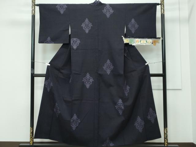 平和屋着物●極上 本場結城紬 重要無形文化財 100亀甲 菱花文 井上商事謹製 紫黒色地 証紙付き 逸品 CZAA3385s5
