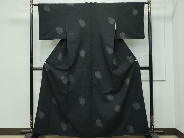 平和屋着物●極上 本場結城紬 重要無形文化財 80亀甲 飛び亀甲柄 亀甲文 黒地 逸品 CZAA4460s6