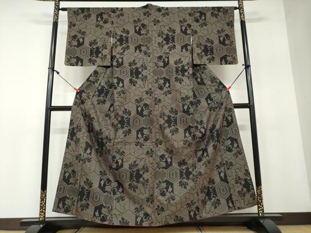 平和屋着物●本場大島紬 7マルキ 亀甲葡萄蔦の葉文 やまと誂製 正絹 逸品 DAAW5068ud