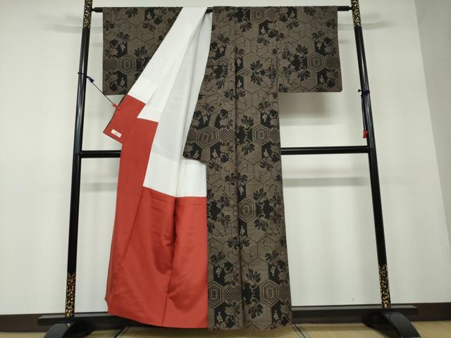 平和屋着物●本場大島紬 7マルキ 亀甲葡萄蔦の葉文 やまと誂製 正絹 逸品 DAAW5068ud