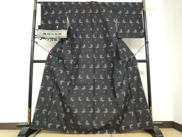 平和屋着物●琉球民芸紬 絣文様 黒地 反端付き 正絹 逸品 未使用 DABC2634ud