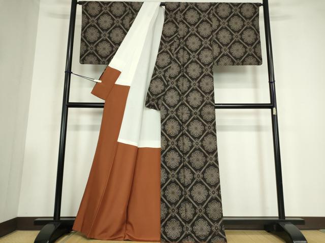 平和屋着物●本場大島紬 9マルキ 古代純泥染 正倉院天井花文 安田織物謹製 証紙付き 正絹 逸品 DABC3507az