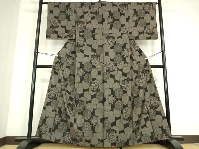 平和屋着物●本場大島紬 7マルキ 亀甲花文 正絹 逸品 DABC3652az