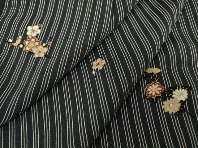 平和屋着物▽上質な小紋　単衣　縞に舞花　黒地　金彩　正絹　逸品　DABE4188az 平和屋着物▽上質な小紋 単衣 縞に舞花 黒地 金彩 正絹 逸品