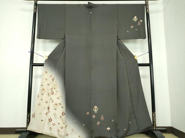 正絹　訪問着　暈し染め　枯草色　金彩　刺繍花文 平和屋着物○訪問着 駒刺繍 更紗花文 暈し染め 金彩 正絹