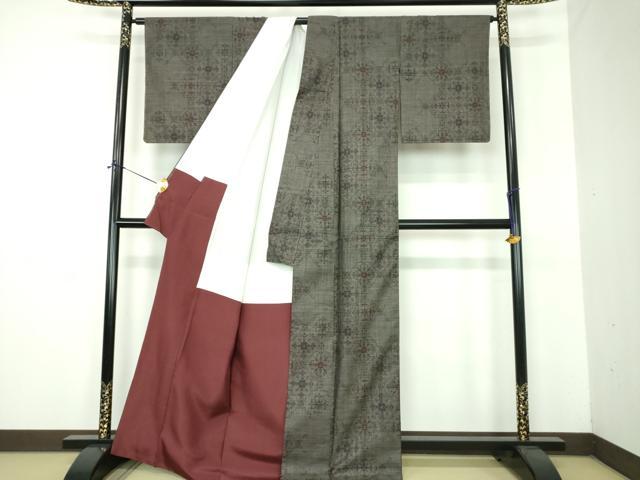 平和屋着物●本場大島紬 9マルキ 古代染色純泥染 花丸文 橋一郎絹織物謹製 証紙付き 正絹 逸品 DABE5825ps