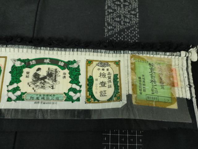 平和屋着物●結城紬 奥順 はたおり娘 80亀甲 飛び亀甲柄 間道 黒地 やまと誂製 証紙付き 正絹 逸品 DABF7743ps