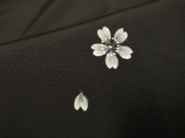 平和屋着物●京友禅作家 伊藤美智夫 小紋 舞桜文 黒地 正絹 逸品 未使用 DABG3746du
