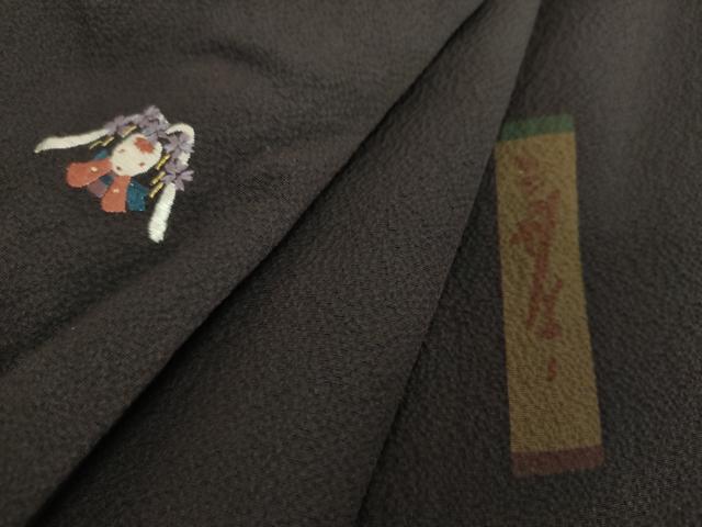 平和屋着物●世界的人形師 辻村寿三郎 ジュサブロー 色無地 ワンポイント 刺繍 兎 赤墨色 鬼しぼ縮緬 金糸 銀座世きね扱い 逸品 DABI6419