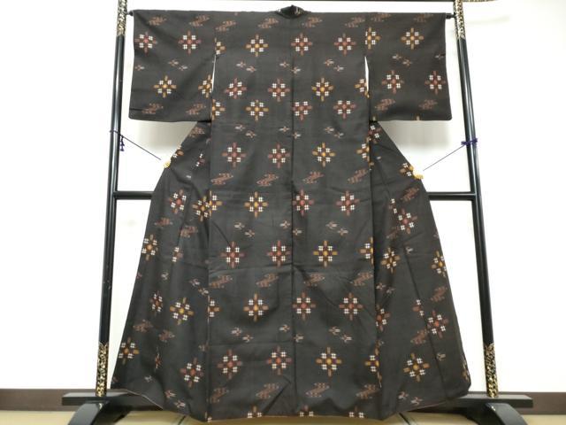 平和屋着物●国指定重要無形文化財 本場久米島紬 手織 琉球絣文様 正絹 逸品 DABK0017ud