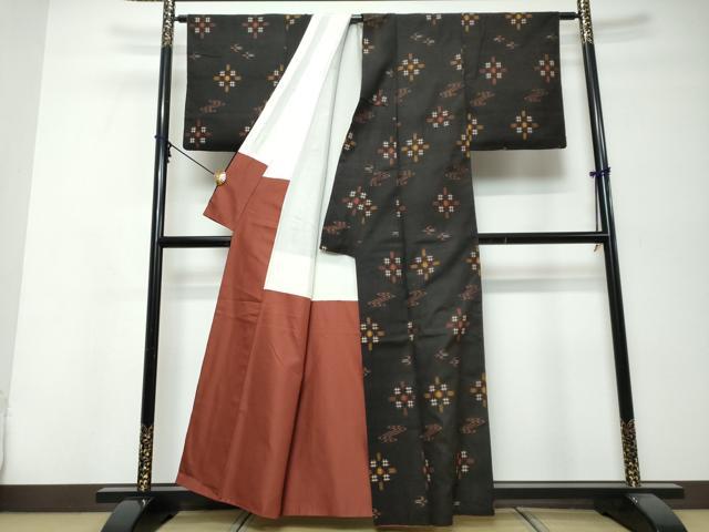 平和屋着物●国指定重要無形文化財 本場久米島紬 手織 琉球絣文様 正絹 逸品 DABK0017ud