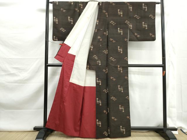 平和屋着物●国指定重要無形文化財 本場久米島紬 手織 燕絣 正絹 逸品 DABK3129qa