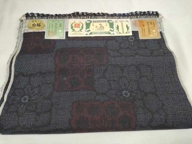 平和屋本店●極上 本場結城紬 重要無形文化財 反物 着尺 80亀甲 花並べ 証紙付き 逸品 未使用 DZAA11315kh5