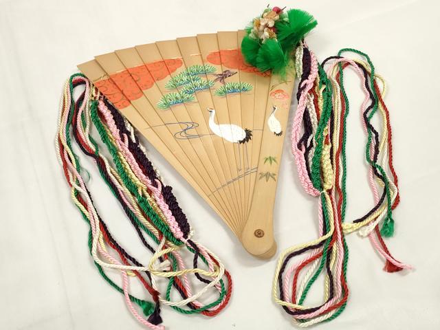 平和屋本店■和装小物 檜扇 十ニ単用 扇子 手描 松竹梅 流水枝松鶴文 平安装束 六色飾り紐 糸花 11橋 箱付 逸品 DZAA11502kh5