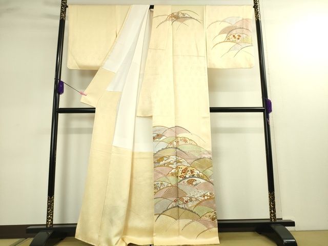 平和屋本店■極上 皇室献上作家 藤井寛 訪問着 駒刺繍 雪芝吉祥花文 鳥の子色地 金彩 逸品 DZAA2207kh4 - 平和屋