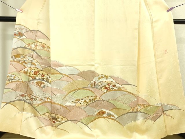 平和屋本店■極上 皇室献上作家 藤井寛 訪問着 駒刺繍 雪芝吉祥花文 鳥の子色地 金彩 逸品 DZAA2207kh4 - 平和屋