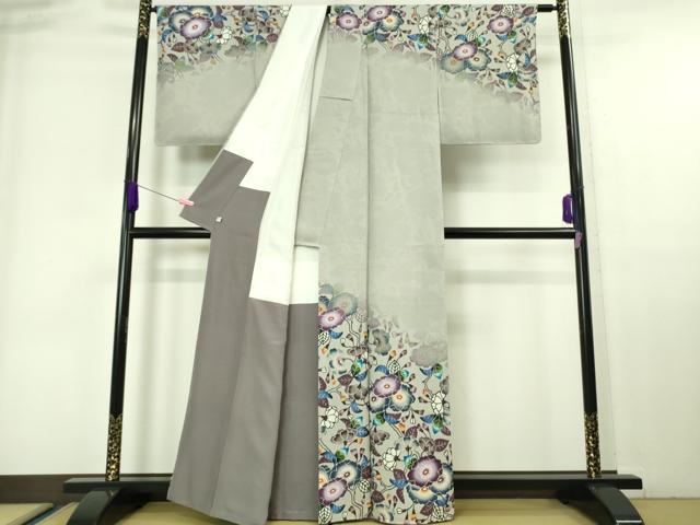 平和屋本店■最高級 城間栄順 本場琉球紅型 訪問着 花唐草文 暈し染め 銀鼠色地 反端付き 逸品 未使用 DZAA6807kh5