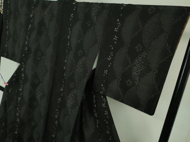 平和屋着物●極上 結城紬 はたおり娘 雪輪 舞桜 黒地 やまと金ラベル 逸品 未使用 DZAA7142kh5