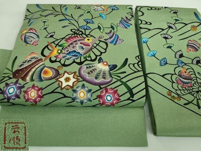 平和屋本店■最高級 城間栄順 本場琉球紅型 つけ帯 魚 貝殻 山葵色地 鬼しぼ縮緬 逸品 未使用 DZAA8326kh5