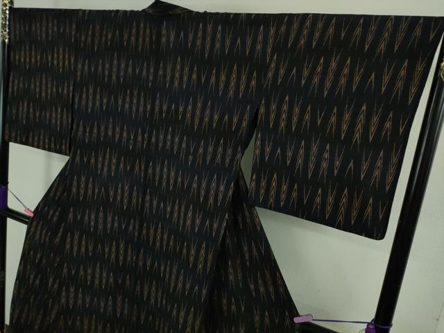 平和屋本店▽極上 青山みとも お召 単衣 絣柄 黒地 逸品 DZAB0135kh5