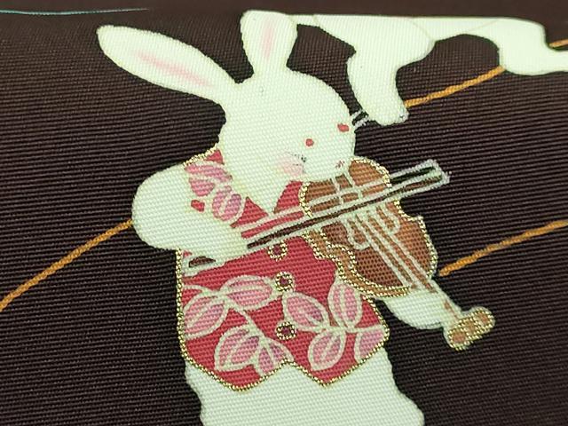 平和屋着物●極上 東京手描き友禅作家 真淵貴昭 塩瀬 九寸名古屋帯 楽器 兎 赤黒色地 金彩 逸品 DZAB0983kh5