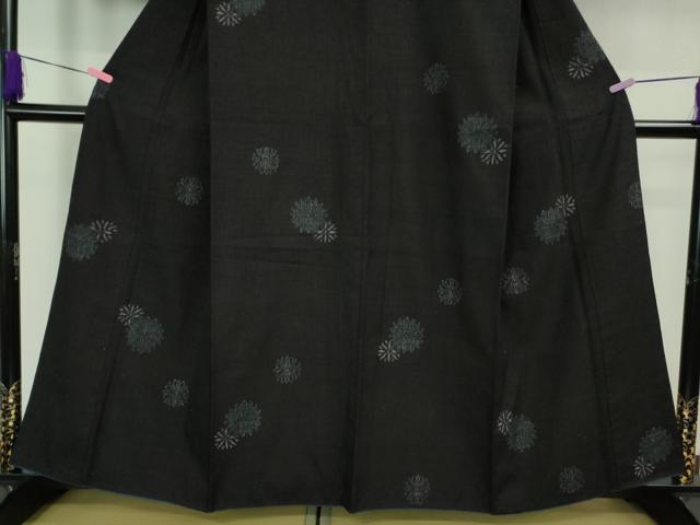 平和屋着物●極上 本場結城紬 重要無形文化財 100亀甲 飛び亀甲柄 舞花文 濃藍色地 逸品 DZAB1045kh5