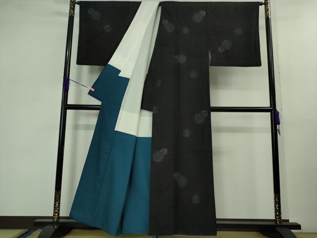 平和屋着物●極上 本場結城紬 重要無形文化財 100亀甲 飛び亀甲柄 舞花文 濃藍色地 逸品 DZAB1045kh5
