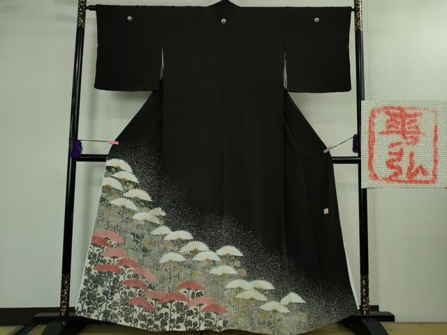 平和屋本店●極上 人間国宝 森口華弘 蒔糊友禅 蒔糊散らし 黒留袖 刺繍 横菊 金糸 三越扱い 逸品 DZAB2442kh6