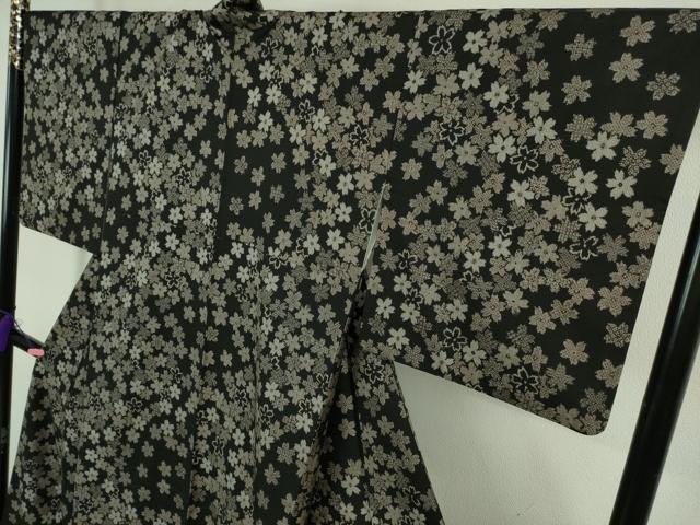 平和屋本店●希少 本場大島紬 吉三郎 吉織物謹製 割込絣織 新古典絣 古代染色純泥染 舞桜 黒地 証紙付き 逸品 DZAB2460kh6