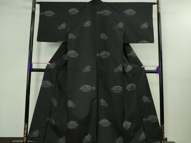平和屋着物●極上 本場大島紬 地空 魚 貝殻 黒地 さが美扱い 逸品 DZAB2520kh6