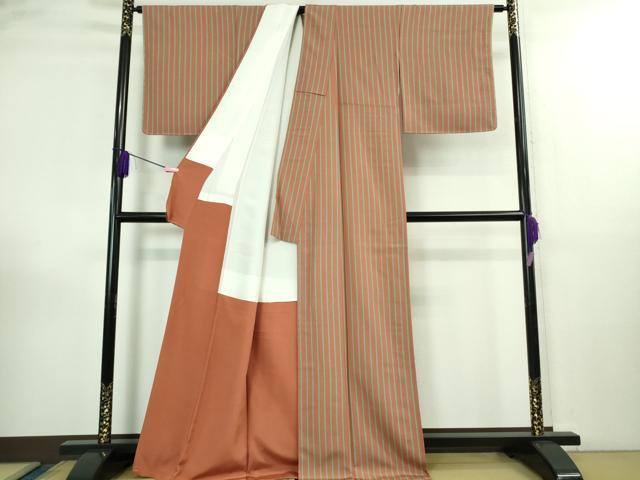 平和屋着物●極上 世界的人形師 辻村寿三郎 ジュサブロー 小紋 間道 紅樺色×薄青色 鬼しぼ縮緬 逸品 未使用 DZAB3018kh6
