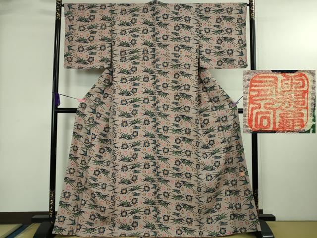平和屋本店●極上 人間国宝 玉那覇有公 本場琉球紅型 小紋 舞蝶笹花文 松ぼっくり 梅鼠色地 逸品 未使用 DZAB4021kh6