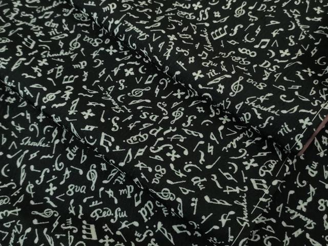 平和屋着物●極上 小紋 音符 音楽記号 ト音記号 黒地 逸品 未使用 DZAB4408kh6