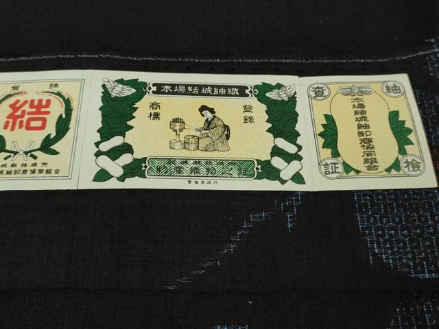 平和屋着物●極上 本場結城紬 重要無形文化財 80亀甲 飛び亀甲柄 椿 黒地 証紙付き 逸品 未使用 DZAB4651kh6