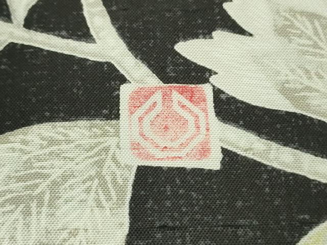 平和屋本店●極上 石川県指定無形文化財 牛首紬 白山工房 手織り 花唐草文 黒地 証紙付き 逸品 DZAB4991kh6