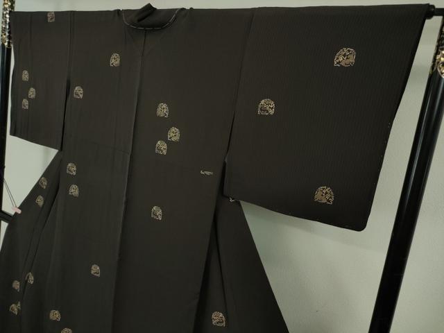 平和屋着物▽極上 越後染印傳 根津青宗 日本産本漆 小紋 単衣 花兎 黒紅色地 反端付き 未使用 逸品 DZAB5609kh6