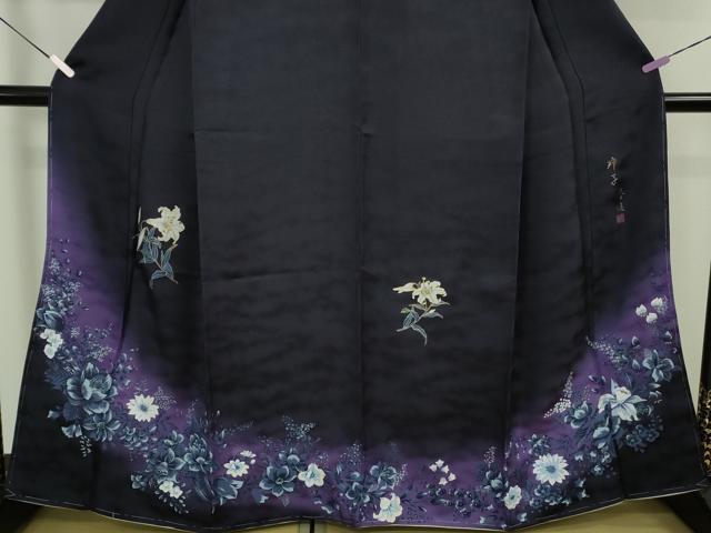 平和屋着物●極上 螺鈿作家 甲斐泰造 訪問着 百合 草花 紫黒色地 暈し染め 金彩 逸品 未使用 DZAB5648kh6