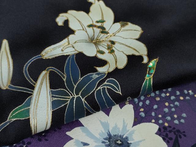 平和屋着物●極上 螺鈿作家 甲斐泰造 訪問着 百合 草花 紫黒色地 暈し染め 金彩 逸品 未使用 DZAB5648kh6
