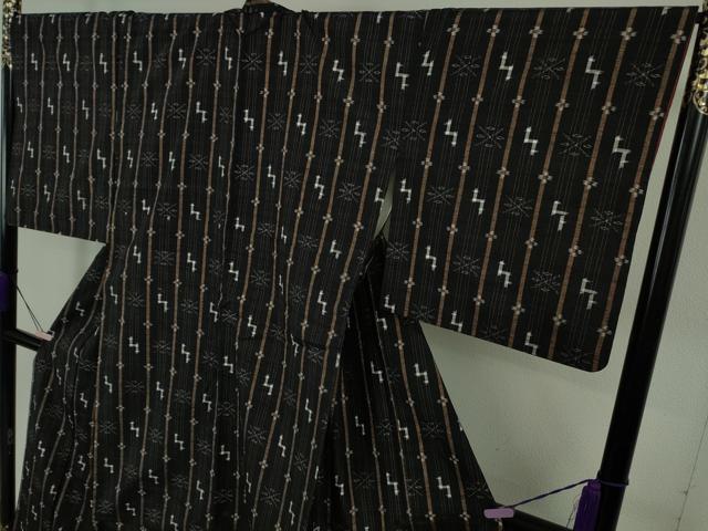 平和屋着物●極上 本場琉球絣 紬 黒地 伊勢丹扱い 逸品 DZAB5682kh6