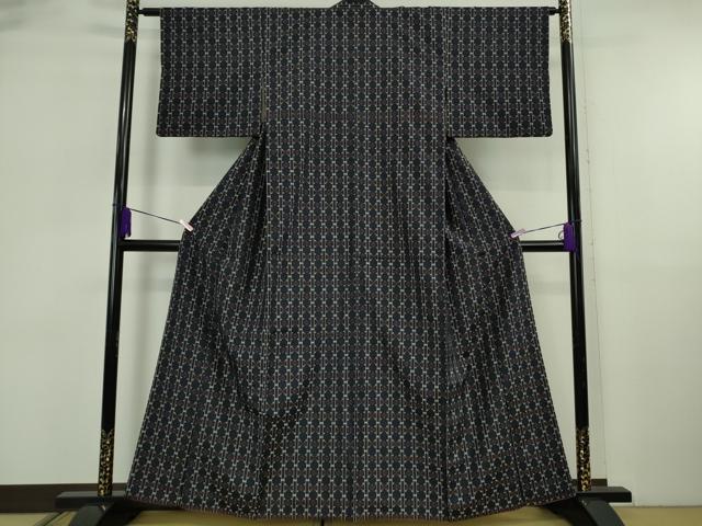 平和屋本店●極上 人間国宝 与那嶺貞作 本場琉球 読谷山花織 紬地 純草木染 鉄紺色地 証紙付き 逸品 DZAB6057kh6