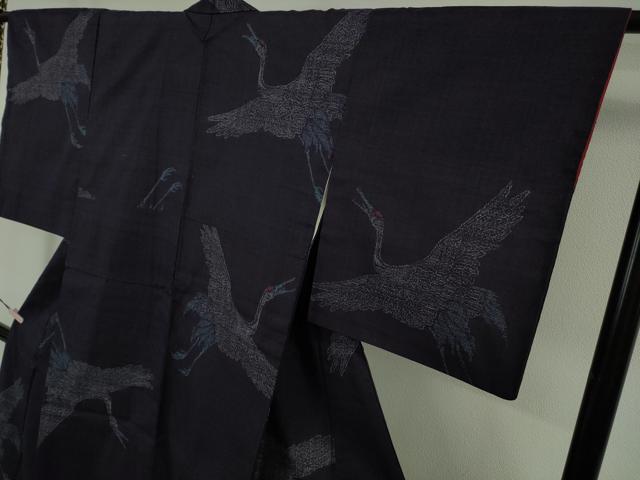 平和屋着物●極上 本場結城紬 重要無形文化財 100亀甲 飛び亀甲柄 飛鶴文 鉄紺色地 証紙付き 逸品 DZAB6536kh6