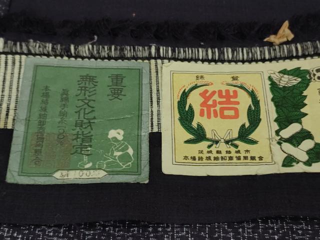 平和屋着物●極上 本場結城紬 重要無形文化財 100亀甲 飛び亀甲柄 飛鶴文 鉄紺色地 証紙付き 逸品 DZAB6536kh6