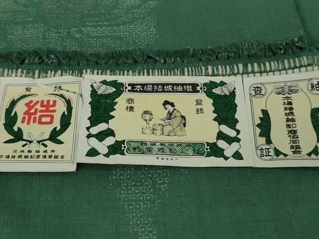 平和屋本店●極上 本場結城紬 重要無形文化財 100亀甲 飛び亀甲柄 花唐草文 木賊色地 証紙付き 逸品 DZAB7640kh6